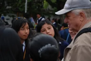 Mormor og bedstefar i samtale med skolepigerne