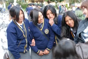 Pigerne er meget interesseret i Sebastien (den lille charmetrold)