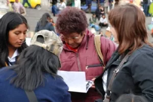 En selvbestaltet "socialworker" tjekker vores papirer på børnene