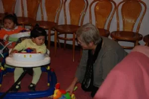 Mormor er nede på alle fire for at lege