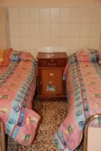 I skabet ved sengen findes pigens personlige ejendele