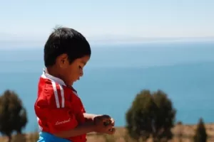 Sebastian kaster sten mod søen (300 meter væk)