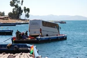 Sådan transporteres busser og biler over søen