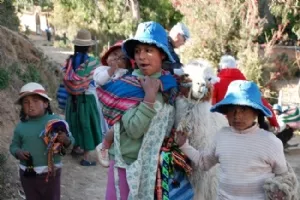 Et par lokale børn (der omkring 2000 personer på soløen)