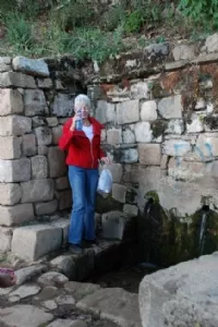 Farmor drikker af kilden til evig ungdom!