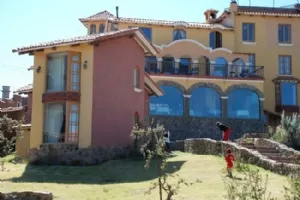 Vores cabin til venstre