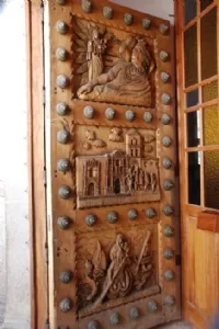 Døren til Katedralen med historier fra Copacabanas grundlæggelse