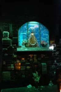 Et særskilt rum til at tændelys og bede for fremtiden og for de døde