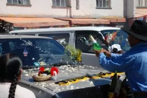 En bil velsignes med Champagne