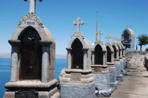 På toppen findes 7 små templer som resumere de 14 stationer