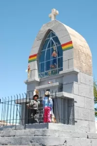 La Virgina de Copacabana (en kopi) findes også på toppen