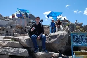 På toppen med en lokal øl i hånden