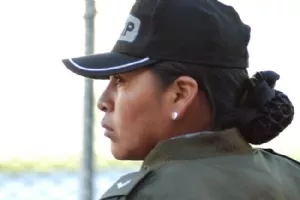 En af de mange kønne kvindelige betjente