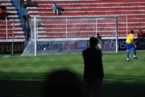 Og her går den ind igen, efter frispark