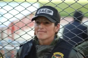 Selv betjenten med ryggen til plænen lader til at være tilfreds!