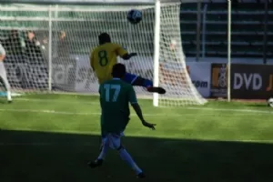 Et hovedstød forbi mål