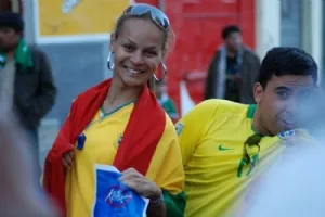 En brasilianer klædt i den bolivianske flag