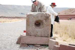 Datidens telefon; ved at læge øret mod hullet kan man høre hvad folk siger mage meter væk