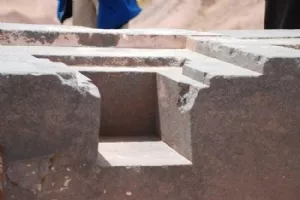 Og her et hul i en kæmpe stenblok på over 6 ton, lavet af Tiwanaku folket