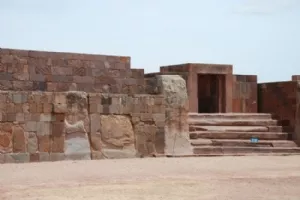 Indgangen til en anden pyramide, hvor altså kun de store stenstøtter mellem de flade sten er originale