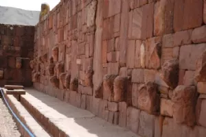 Hoveder lavet i sten fra datiden