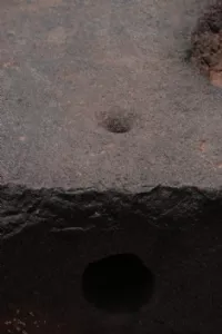 Stene blev slæbt over jordklinet jord med et reb isat et forboret hul