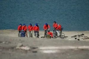 En flok rytter på vej ned af Dødsruten (Death-road), siden 2002 er 60 personer døde på denne cykeltur!