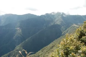 I baggrunden ses den gamle vej ned