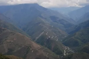 Den nye vej øverst (den lyseste), den gamle vej under