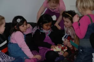 Maria og Christina holder fødselsdag for tøserne i 0.a