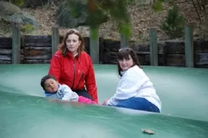 Søstrene og Sebastian på hoppepuden