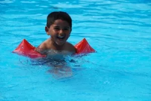 Og masser af vand-pjaskeri i poolen