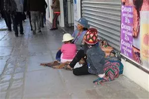 En mor med sine børn