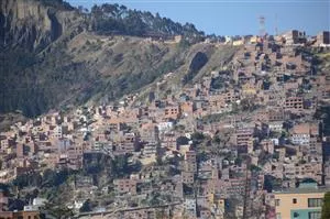 Husene i La Paz ligger tæt op af bjersiden