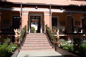 Trappen indfor porten