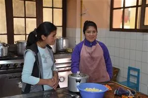 Nogle af de store piger arbejder i køkkenet