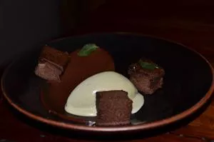 Femte og sidste ret - dessert med boliviansk chokolade og mint is