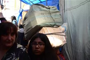 Der er en mand under dette læs