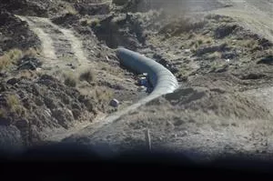 Store vandledninger nedgraves for at få vand til El Alto