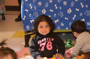 sød trold i en af trøjerne vi gav