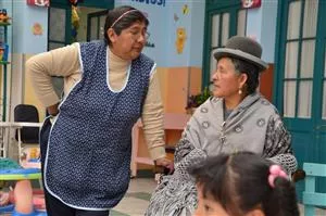 Maria i samtale med bedstemor til national adoptant