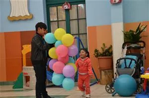 Sebastian er bare god til det med balloner