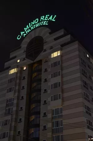 Vores hotel - vi bor lige under lejlighederne med lys